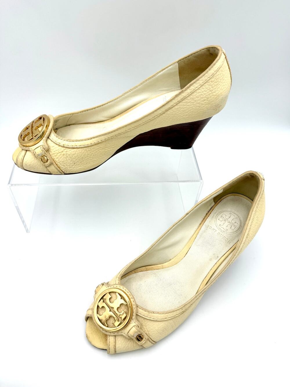 Tory Burch Leticia Cream Leather Peep-toe Wedge Pumps Size 8.5 Gold Logo